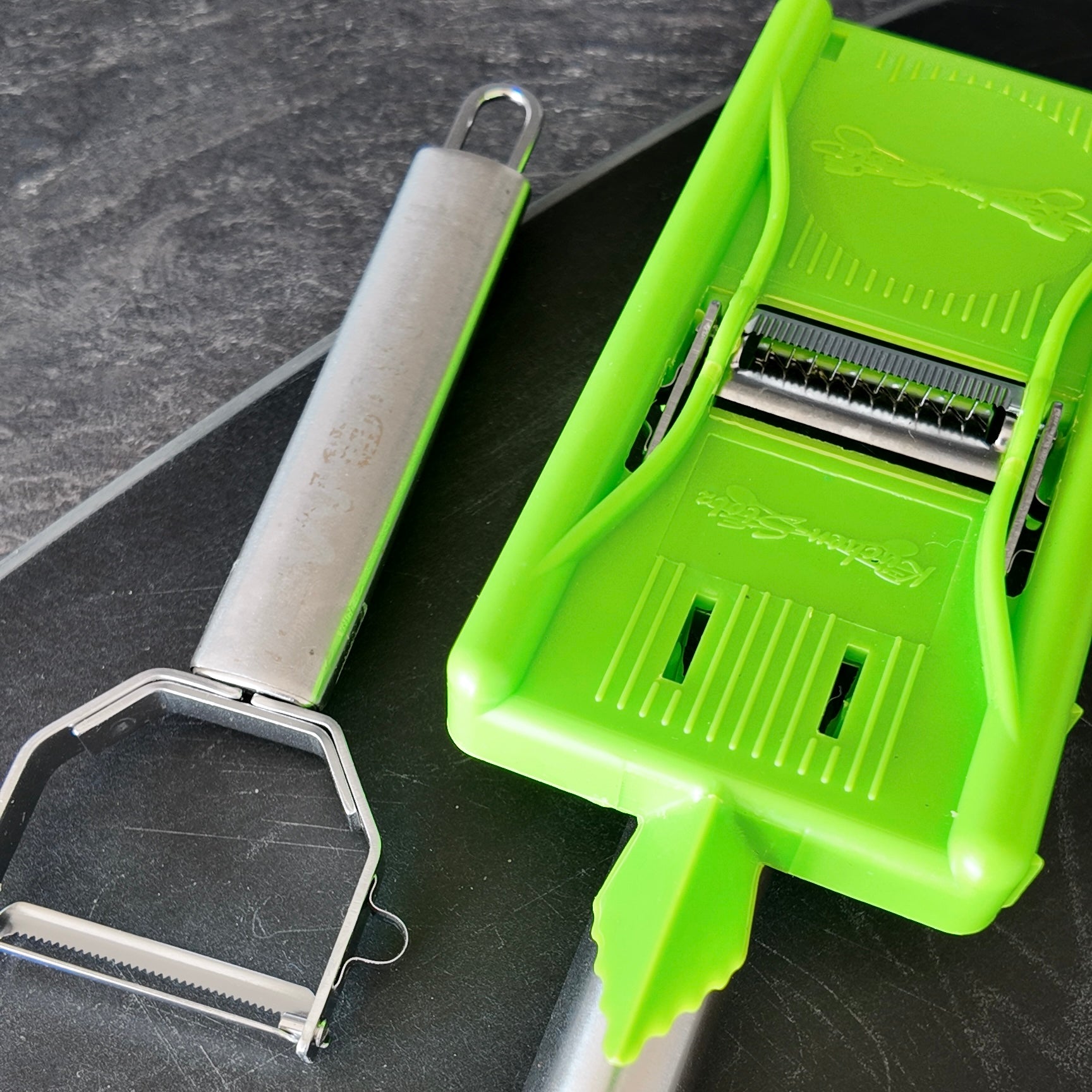 Schäler, Julienne & Mini-Hobel in einem – 3in1 Set, wahrscheinlich der kleinste Gemüsehobel der Welt